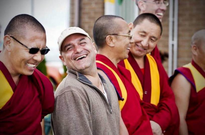 Stéphane Palden Larouche rit avec des moines bouddhistes
